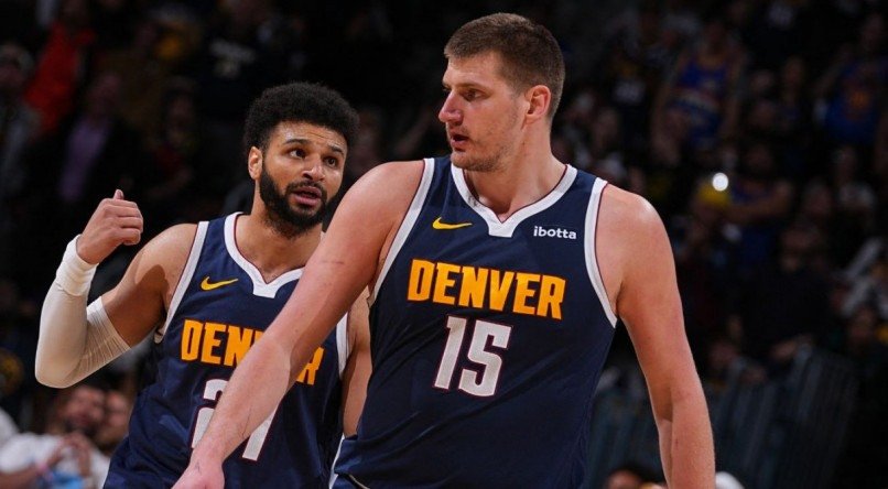 Nikola Jokic e Jamal Murray, do Denver Nuggets, em partida diante do Minnesota Timberwolves