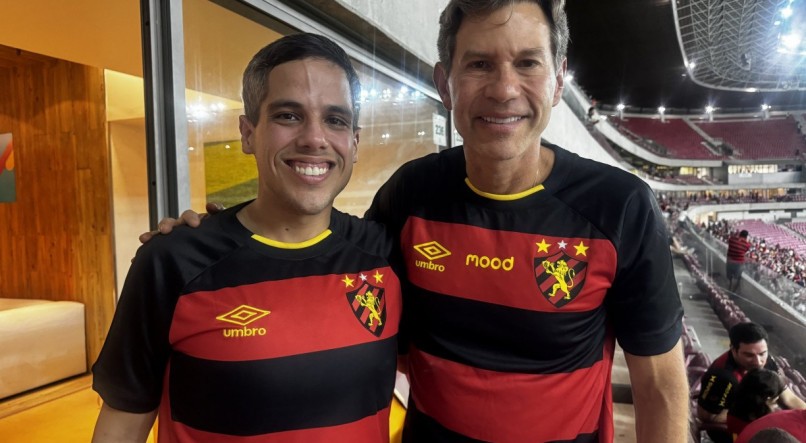 O deputado Jarbas Vasconcelos Filho e o empresário Gustavo Dubeux, na torcida pelo Sport no jogo com o Ceará, na Arena de Pernambuco