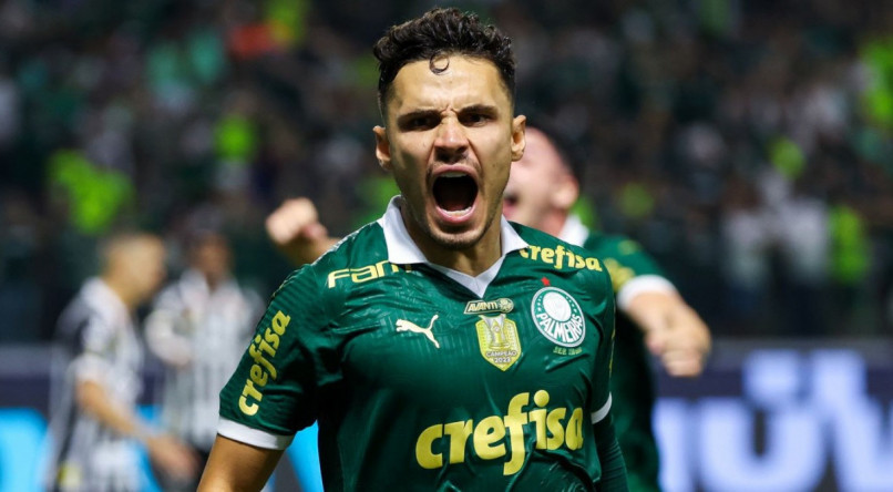 Raphael Veiga, meia do Palmeiras, em destaque com a camisa alviverde