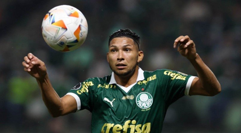 Rony tenta dom&iacute;nio de bola em jogo do Palmeiras