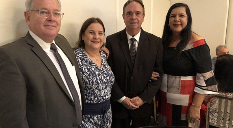 O advogado Carlos Gil Rodrigues e Elizabeth e o desembargador  Agenor Ferreira e Sonita, em aniversário no Tio Armênio do RioMar