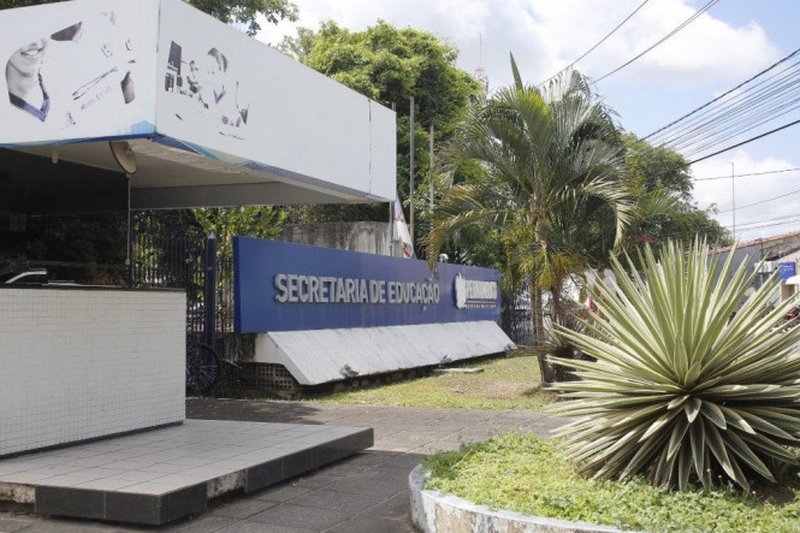 Governo abre seleção para contratar mais de 1,9 mil professores
