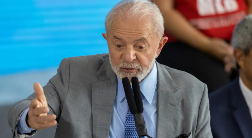 Presidente Lula em fala ao microfone. Imagem ilustrativa para material sobre crise do governo Lula com a C&acirc;mara dos Deputados