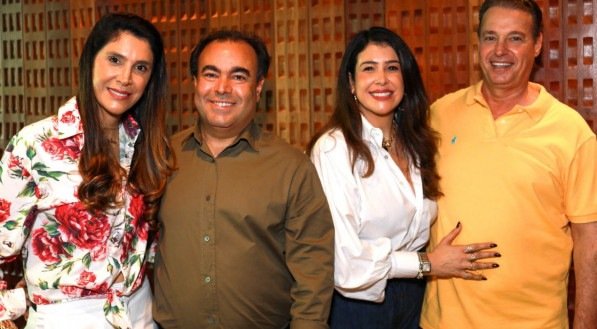 Na comemoração do seu aniversário, Mirna Targino, com João Targino, recebe o casal Jacyra Salsa e João André