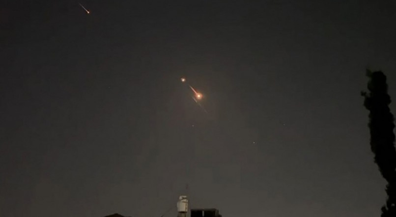 Vídeo da AFPTV, feito neste sábado, 14, mostra explosões iluminando o céu de Jerusalém durante o ataque iraniano a Israel. 