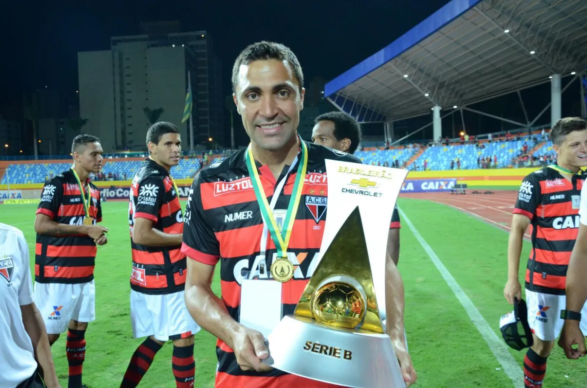 Lino celebra título da Série B com o Atlético-GO