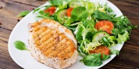 peito de frango grelhado; comida saudável; salada