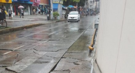 Asfalto bastante danificado na Avenida Conde da Boa Vista