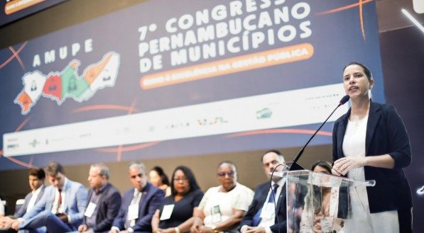 Raquel Lyra em evento anterior, no encontro da Amupe