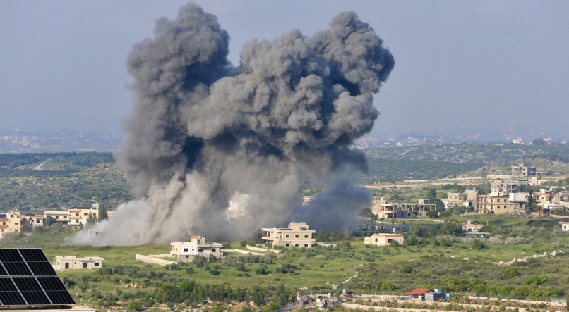 Ondas de fumaça saem do local de um ataque aéreo israelense no sul do Líbano, em 15 de abril de 2024