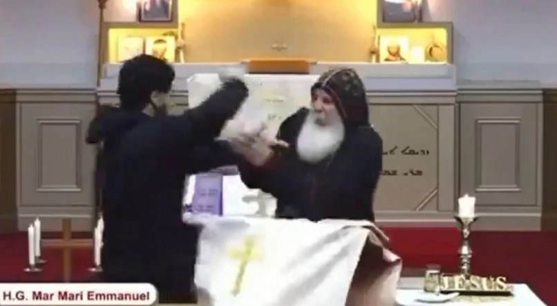 Nas imagens é possível o momento em que o Bispo Mar Mari Emmanuel está falando no altar da igreja quando um homem vestindo um casaco preto vai em sua direção e puxa uma faca