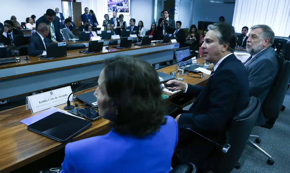 Camilo Santana falou sobre a greve dos servidores de universidades e institutos federais em reunião da Comissão de Educação do Senado