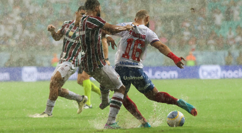 Jogadores de Bahia x Fluminense em campo sob forte chuva na Arena Fonte Nova