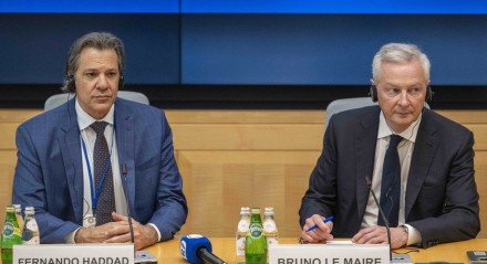 Os ministros da Fazenda do Brasil, Fernando Haddad, e das Finanças da França, Bruno Le Maire, estiveram nesta quarta-feira (17) na sede do Fundo Monetário Internacional (FMI), em Washington