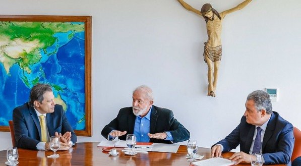 Governo propõe que no orçamento de 2025 os deputados aceitem destinar suas verbas para projetos do Governo em andamento