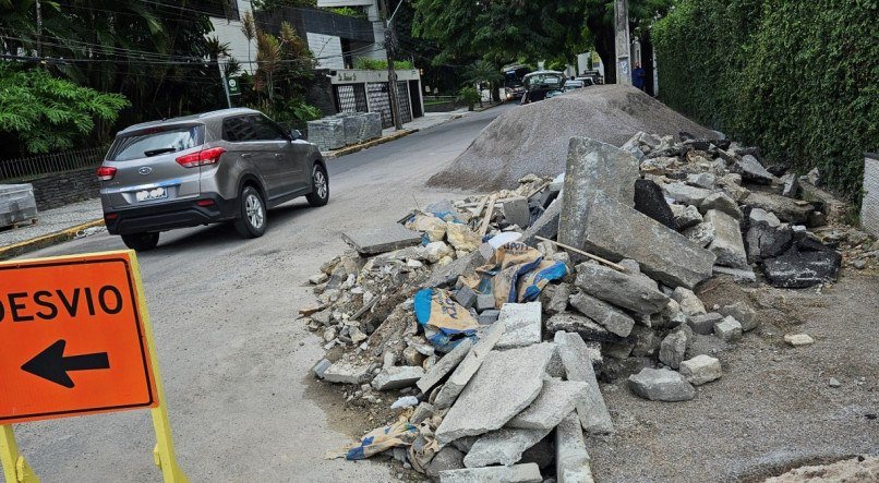 Calçada repleta de entulhos de obras da Prefeitura do Recife