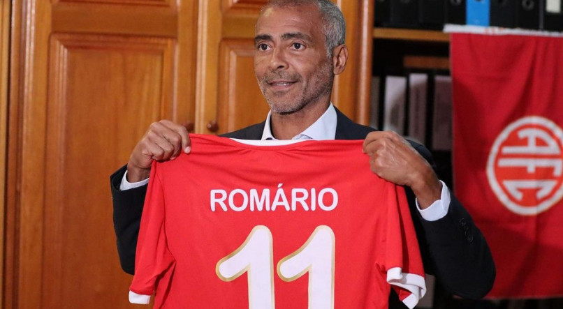 Se Romário de fato pisar no gramado pelo América, ele acumulará a função de jogador e de presidente, pois assumiu o comando da equipe no dia 6 de janeiro deste ano