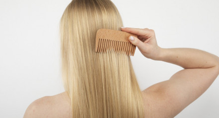 Imagem: Mulher penteando cabelo liso