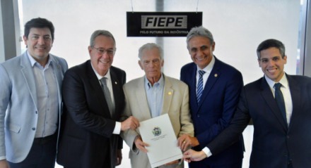 
Os parlamentares foram recebidos pelo presidente da Fiepe, Ricardo Essinger
