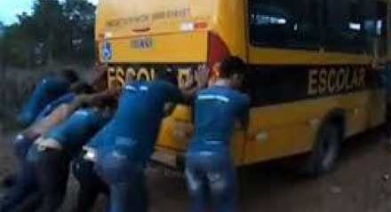 Ônibus escolar de Calumbi quebra e alunos ajudam a empurrar 
