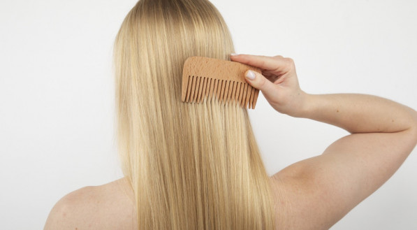 Imagem: Mulher penteando cabelo liso