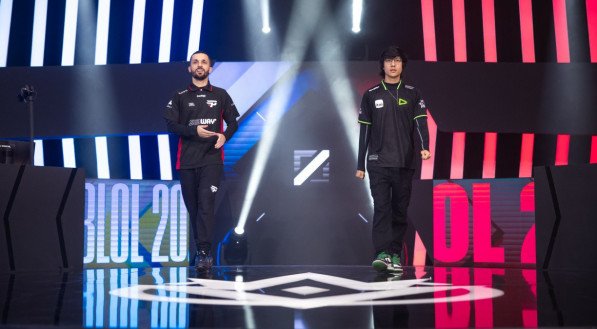 Dynquedo e Tinowns lado a lado antes de jogo pela Final do CBLOL