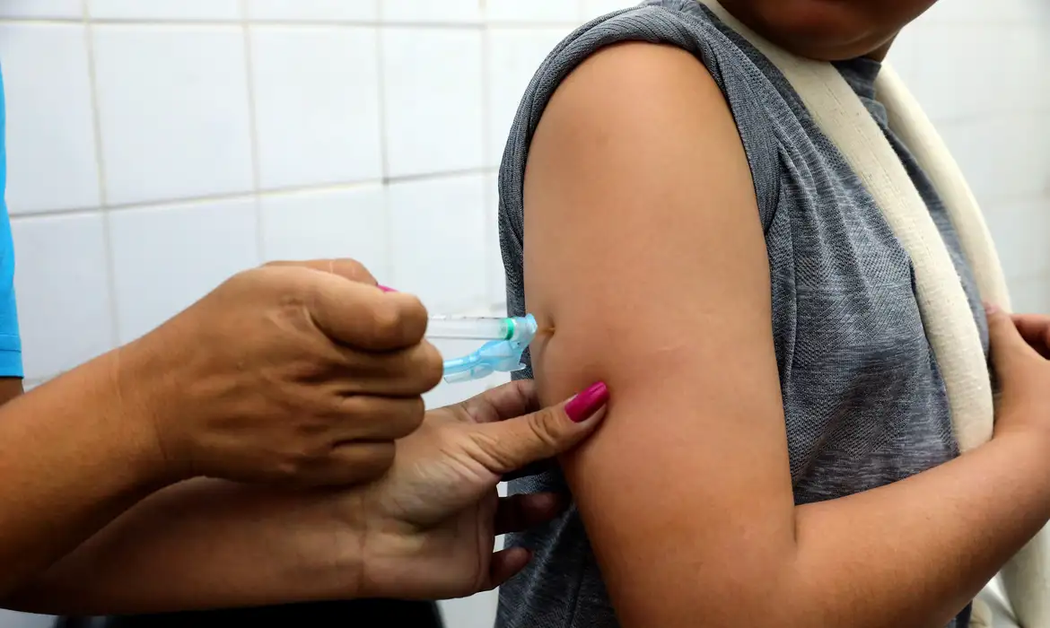 Pessoa sendo vacinada. Imagem ilustrativa para amplia&ccedil;&atilde;o da vacina&ccedil;&atilde;o contra gripe