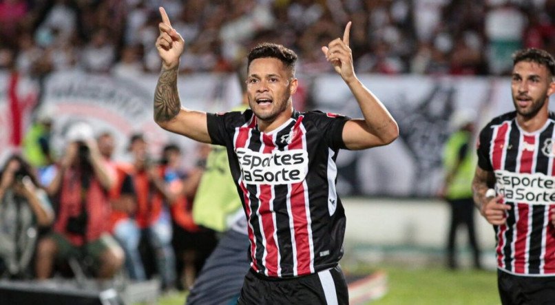 Gilvan em campo comemorando um gol pelo Santa Cruz