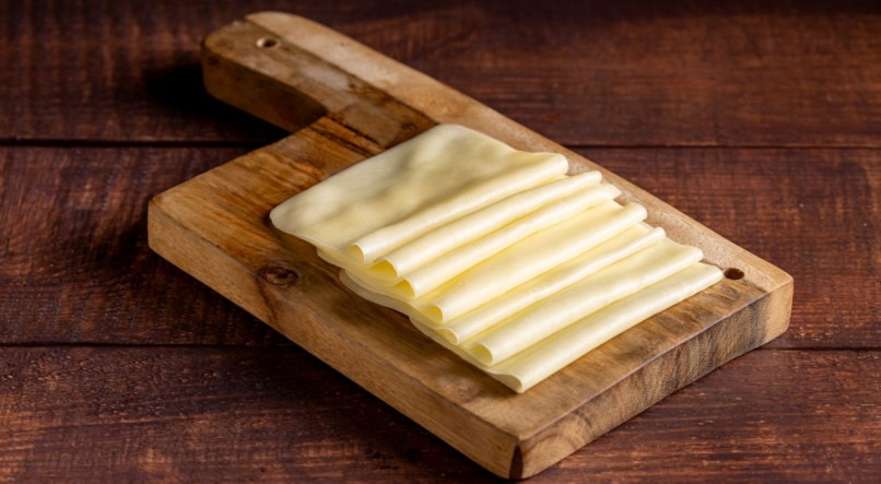 Imagem ilustrativa de um queijo mussarela caseiro