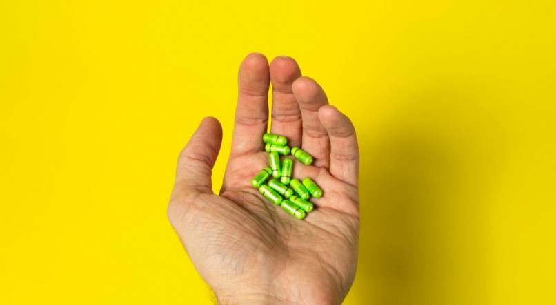 Imagem ilustrativa de comprimidos na palma de uma mão