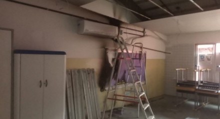 Incêndio envolvendo um aparelho de ar-condicionado ocorreu na Escola Mangue Novo, na comunidade do Coque, no bairro de Joana Bezerra 