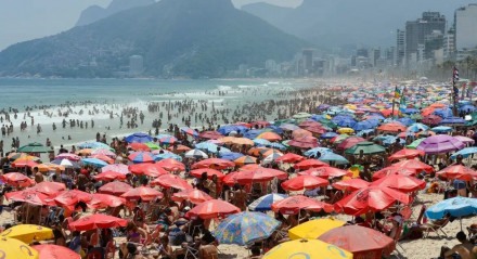 Imagem ilustrativa da praia do Rio de Janeiro, que costuma lotar em feriados