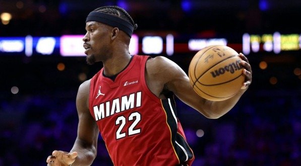 Imagem de Jimmy Butler, jogador do Miami Heat, em a&ccedil;&atilde;o pela NBA