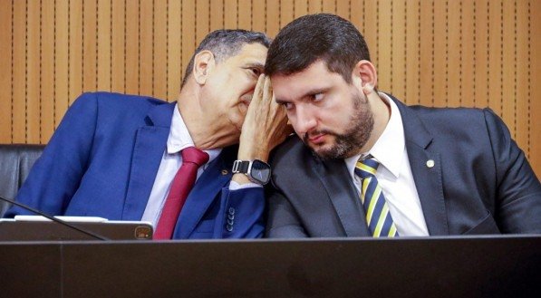 Os deputados João Paulo e Romero Amorim, trocam segredos na Alepe