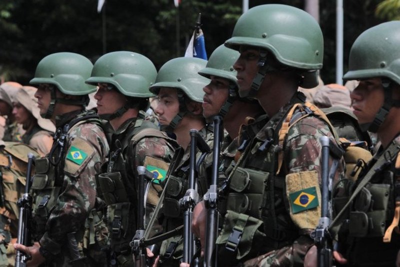 Durante uma GLO, os militares têm autorização para patrulhar ruas, realizar prisões e garantir a segurança de pessoas e patrimônios