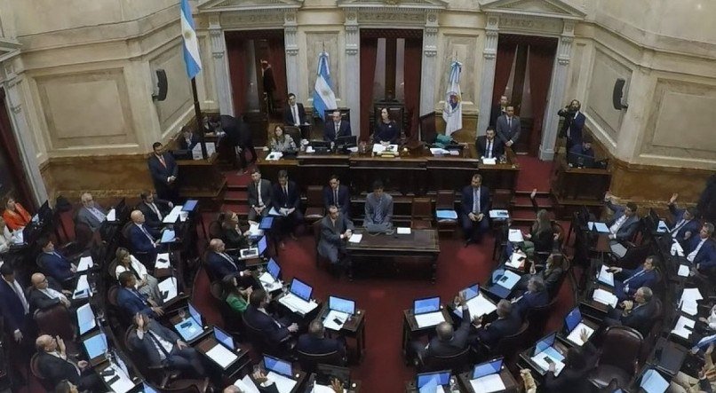 Senadores da Argentina, sem debate e em votação à mão alçada, aumentaram seus salários em 170%