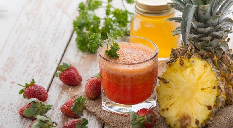 Confira a receita completa do delicioso suco de morango com abacaxi.
