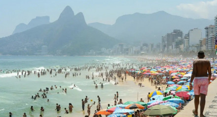 Imagem ilustrando praia do Rio de Janeiro, onde será feriado na terça (23/04)