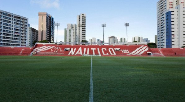 Imagem do gramado e arquibancada do Estádio dos Aflitos