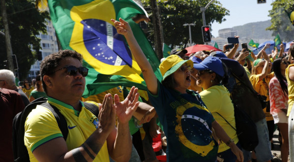 Imagem ilustrativa dos manifestantes neste domingo (21); ex-presidente Jair Bolsonaro reuniu apoiadores em manifestação política na orla de Copacabana
