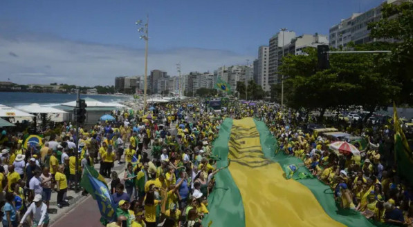 Imagem ilustrativa do ato pró-Bolsonaro que ocorreu em 2018, também na Praia de Copacabana, no Rio de Janeiro; apoiadores irão se reunir novamente neste domingo (21)