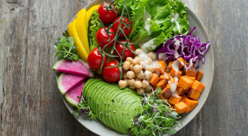 Na imagem, uma salada, rica em alimentos com fibras, que ajudam a controlar a glicose