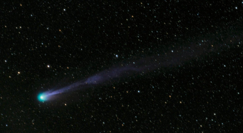 Imagem ilustra a passagem de um cometa; neste domingo (21), o 'Cometa do Diabo' passa pelo Brasil