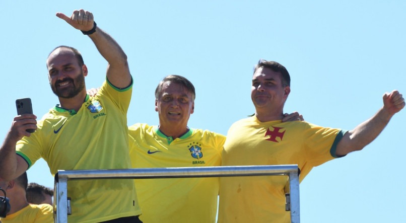 Bolsonaro com os filhos Eduardo e Flávio na manifestação em Copacabana