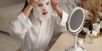 Imagem: Mulher aplicando máscara fácial 