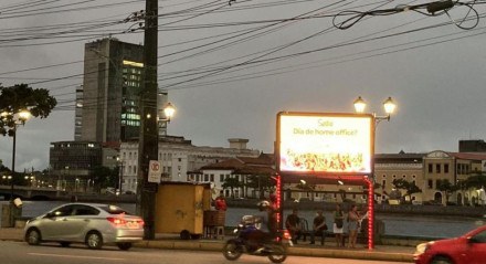 Instituto de Arquitetos do Brasil (IAB-PE) denunciou anúncio luminoso na Avenida Martins de Barros, no Centro do Recife