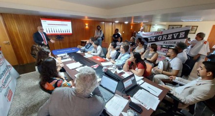  Administração Central da Universidade Federal de Pernambuco (UFPE) se reuniu com o comando de greve organizado pelos docentes da  Adufepe, neste primeiro dia de greve