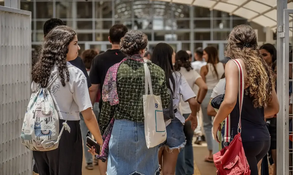 Foto da capa: Enem e Educação