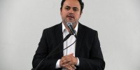 Deputado Glauber Braga do PSOL do Rio de Janeiro fala em microfone. Ele veste um terno com camisa branca por dentro