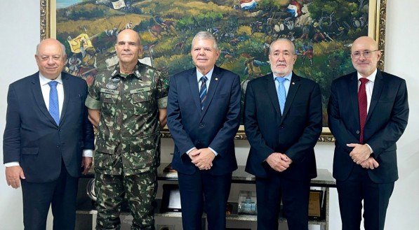 General Maurílio Ribeiro e os desembargadores Eduardo Sertório, Ricardo Paes Barreto, Fausto Campos e Francisco Bandeira de Melo, no Comando Militar do Nordeste